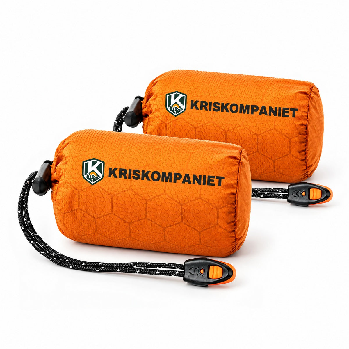 Två orange nödsovsäckar från Kriskompaniet i kompakta påsar med reflexsnöre och visselpipa